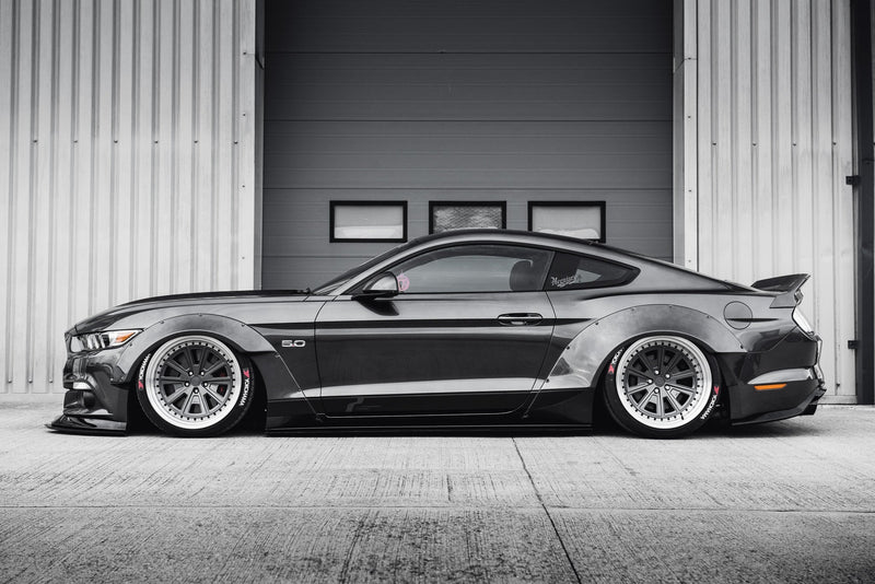 Carica immagine in Galleria Viewer, Kit Carrozzeria Liberty Walk LB Works per Ford Mustang