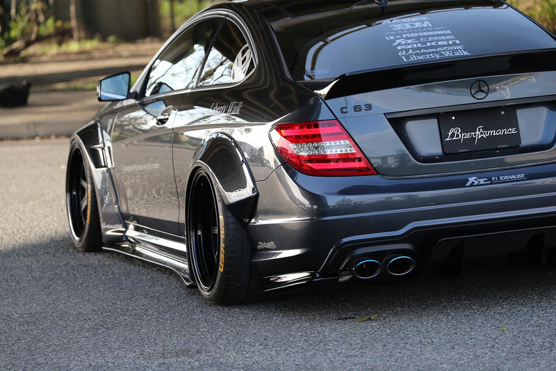 Carica immagine in Galleria Viewer, Kit Carrozzeria Liberty Walk LB Works per Mercedes C63 W204
