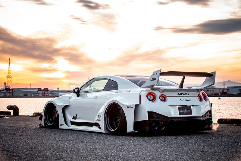 Carica immagine in Galleria Viewer, Kit Carrozzeria Liberty Walk LB Silhouette Works GT Ver.2 per Nissan GTR
