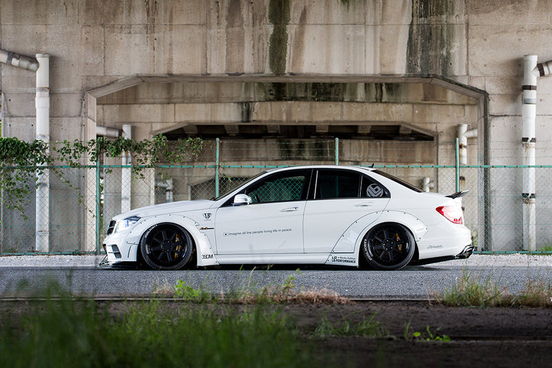 Carica immagine in Galleria Viewer, Kit Carrozzeria Liberty Walk LB Works per Mercedes C63 W204
