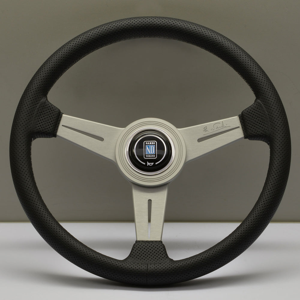 Volante Nardi Classic ND34, Pelle Nera Forata, Razze in Alluminio, Cuciture Grigie, a Calice 40 mm