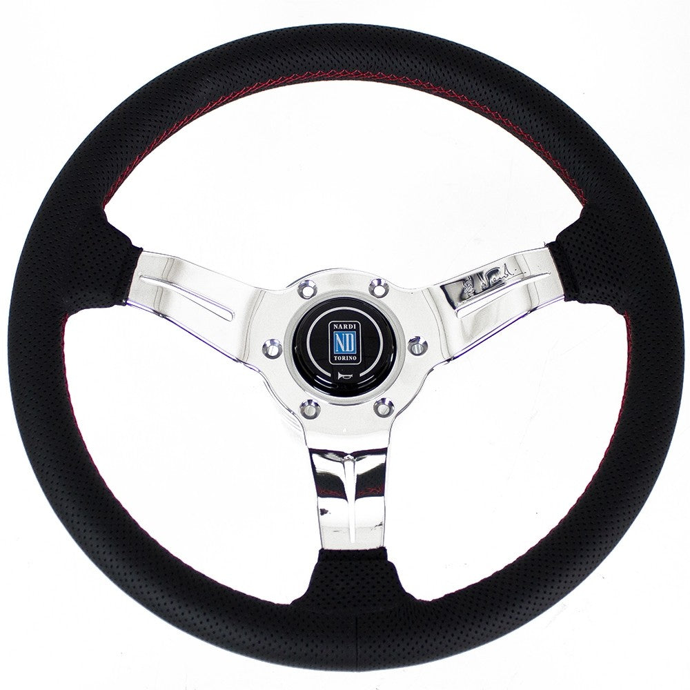 Volante Nardi Deep Corn Ø33, Pelle Nera Forata, Razze Cromate, Cuciture Rosse, a Calice 50 mm