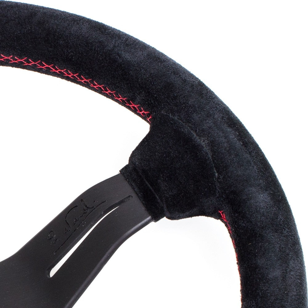 Volante Nardi Deep Corn Ø33, Scamosciato Nero, Razze Nere, Cuciture Rosse, a Calice 50 mm