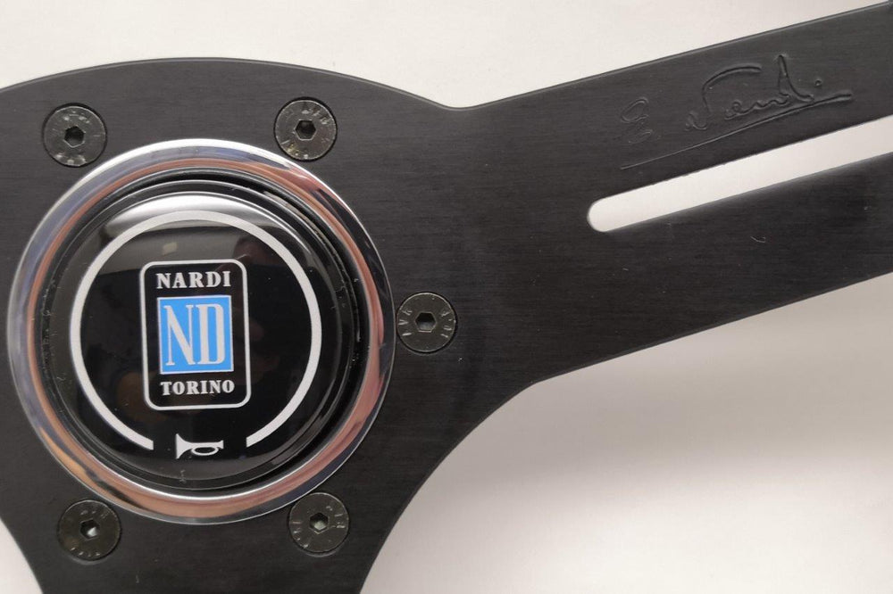Volante Nardi Competition, Scamosciato Nero, Razze Nere, Cuciture Rosse, a Calice 40 mm, Ø33 cm