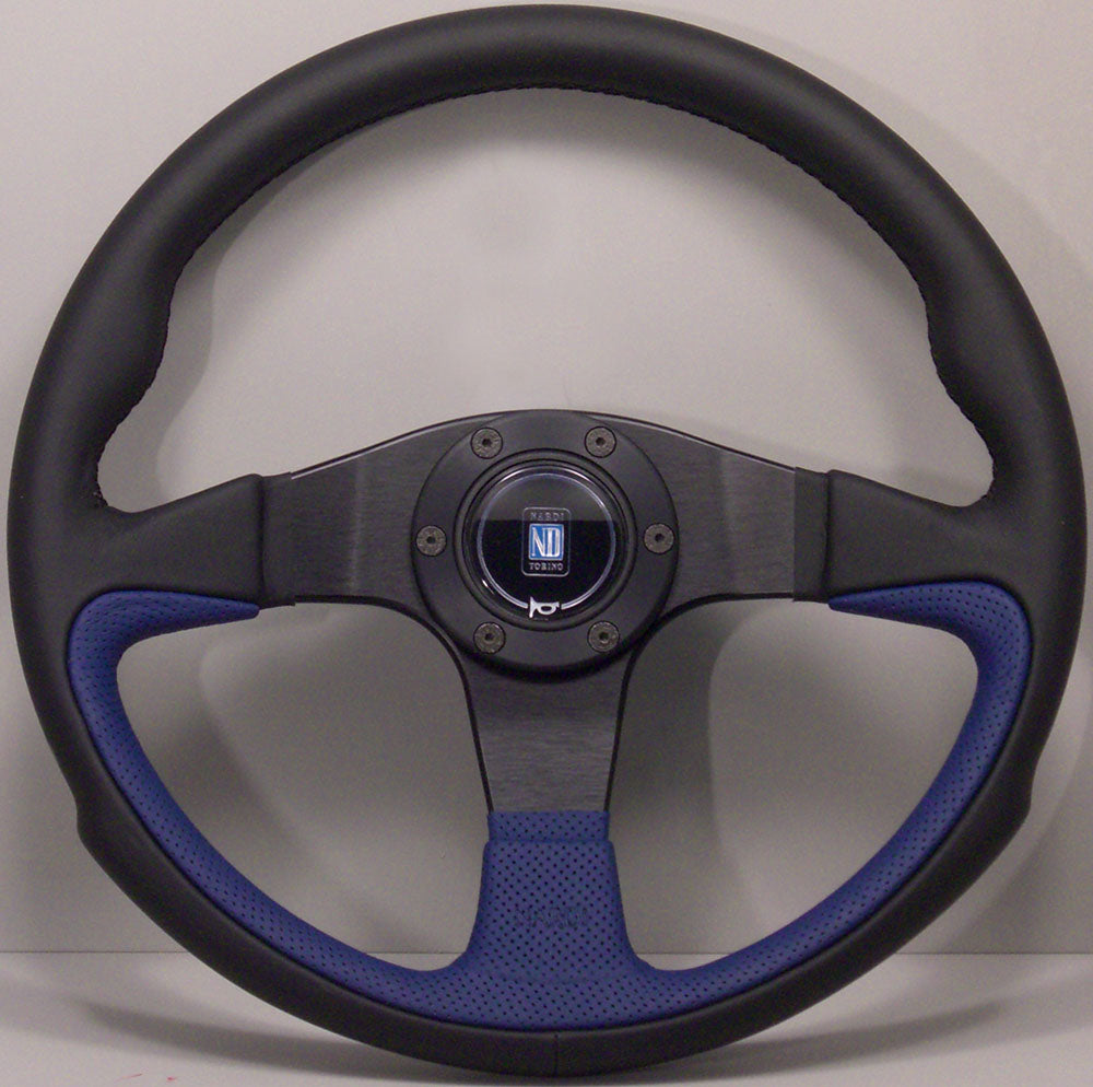 Volante Nardi Challenge, Pelle Blu, Razze Nere, Cuciture Nere, a Calice 45 mm, Ø35 cm
