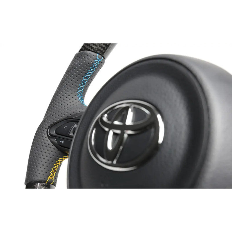 Volante GReddy in Carbonio Nero con Cuciture Tricolori per Toyota Yaris GR