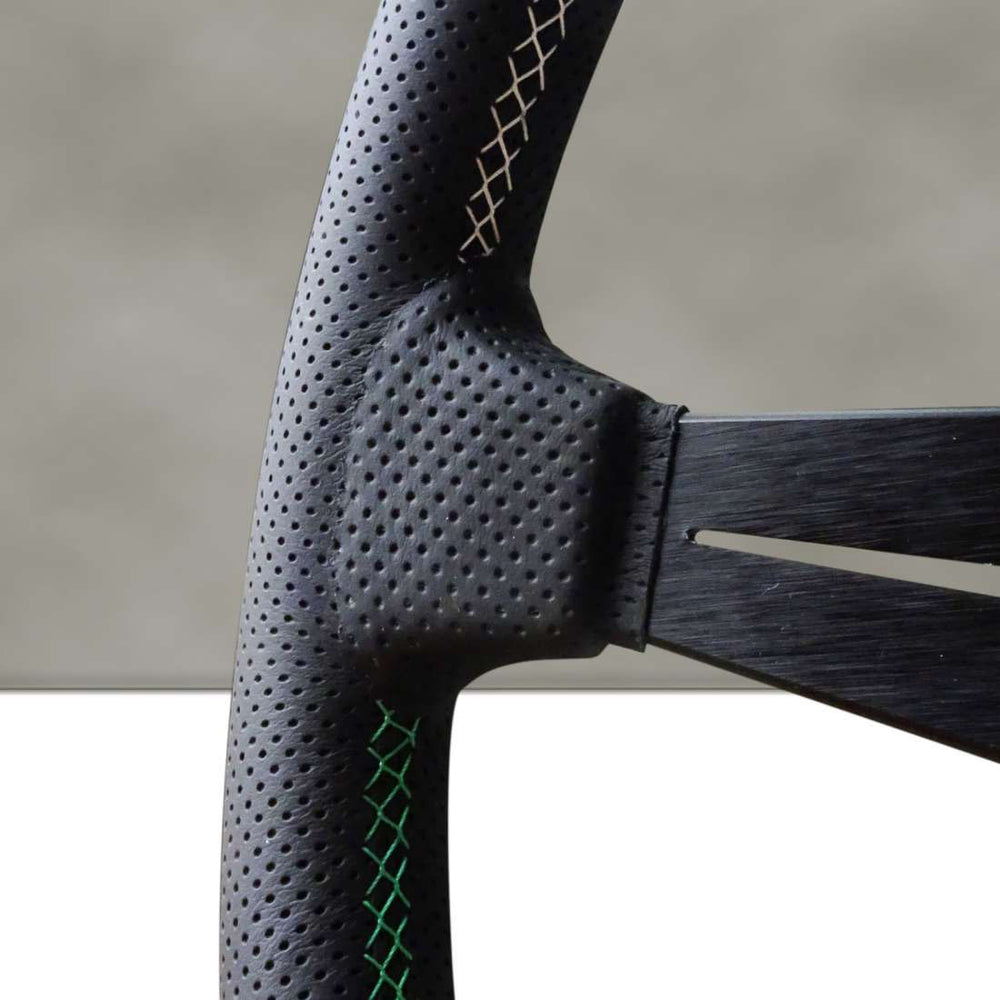 Volante Nardi Deep Corn Ø35, Pelle Nera Forata, Razze Nere, Cuciture Italia Segmentate, a Calice 75 mm