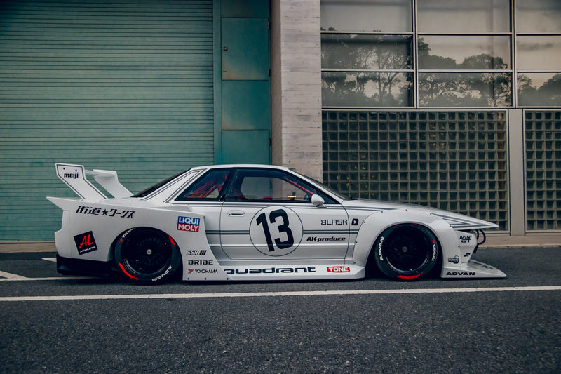 Carica immagine in Galleria Viewer, Kit Carrozzeria Liberty Walk Kaido Works per Nissan Skyline R32
