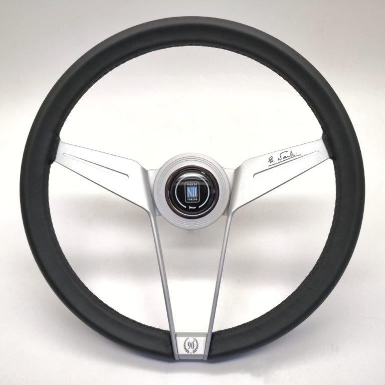 Carica immagine in Galleria Viewer, Volante Nardi Novantesimo, Pelle Nera, Razze Bianche, Ø35 cm, Anello Bianco
