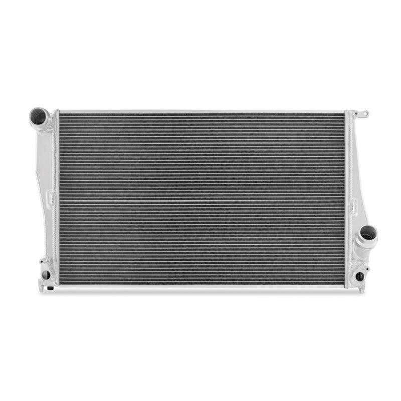 Carica immagine in Galleria Viewer, Radiatore Acqua in Alluminio Mishimoto per BMW 335i &amp; 135i Cambio Automatico (2006-2013)
